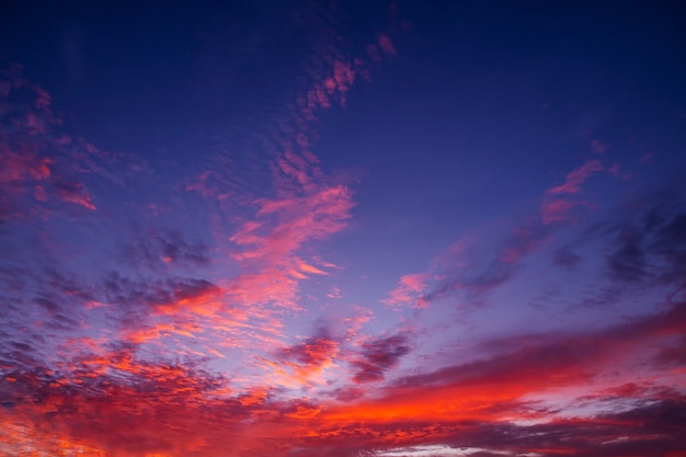 Patrón de coloridas nubes y cielo atardecer o amanecer Espectacular puesta de sol en el crepúsculo, hermoso cielo,