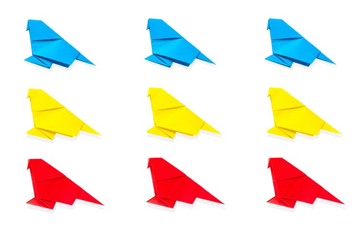 Foto patrón colorido origami papel loro blanco fondo aislado. la creatividad de los niños