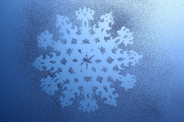 Foto patrón de copo de nieve en la ventana