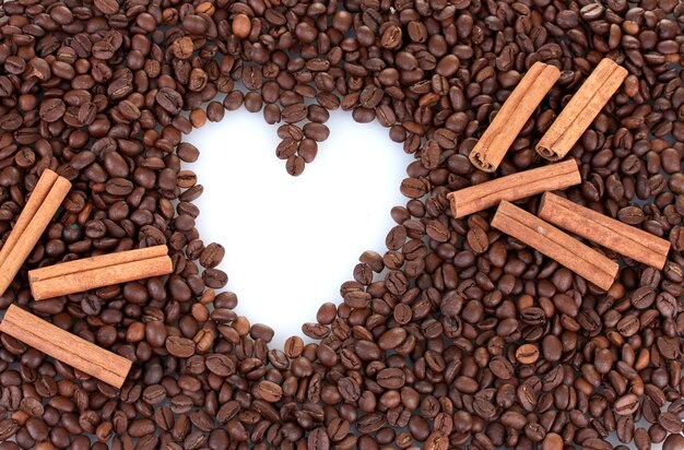 Patrón de corazón en el marco de fondo de granos de café