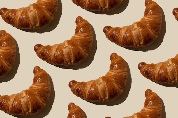 Patrón de croissants sobre un fondo claro Concepto de horneado