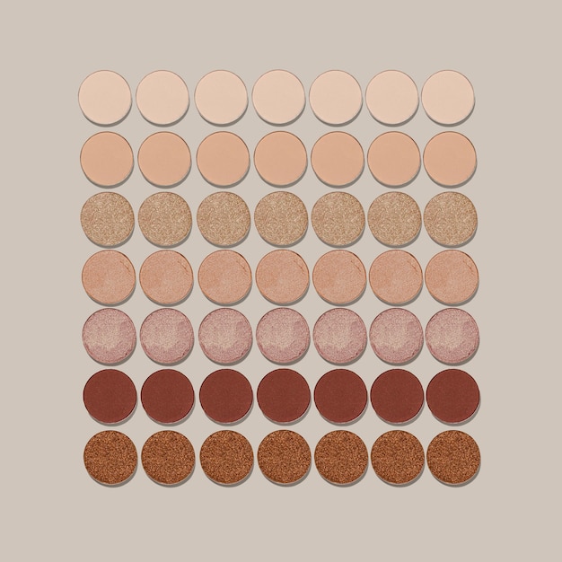 Patrón cuadrado de gradiente de color muestras de sombras de ojos en fondo de color neutro beige marrón skin tone color natural sombra de ojos en polvo brillante un mate foto estética mínima vista superior
