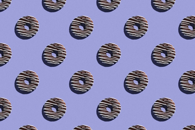 Foto patrón de donas dulces sobre un fondo azul.