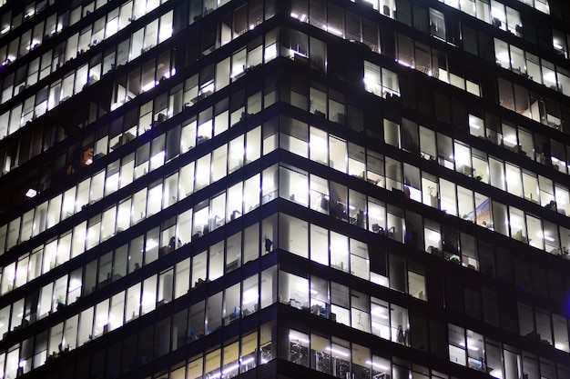 Patrón de edificios de oficinas ventanas iluminadas por la noche Arquitectura de vidrio edificio corporativo