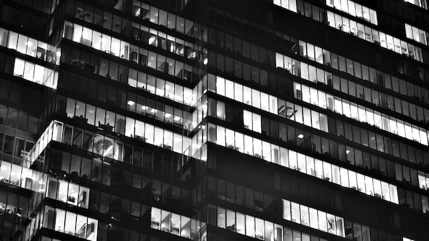 Patrón de edificios de oficinas ventanas iluminadas por la noche Arquitectura de vidrio edificio corporativo