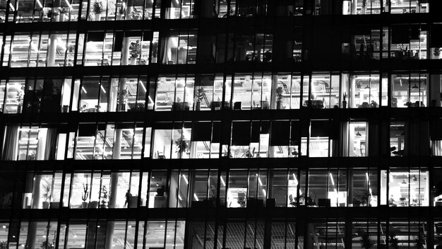 Foto patrón de edificios de oficinas ventanas iluminadas por la noche arquitectura de vidrio edificio corporativo