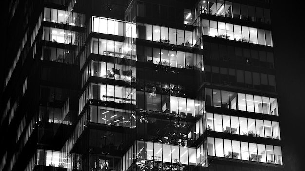 Patrón de edificios de oficinas ventanas iluminadas por la noche Arquitectura de vidrio edificio corporativo