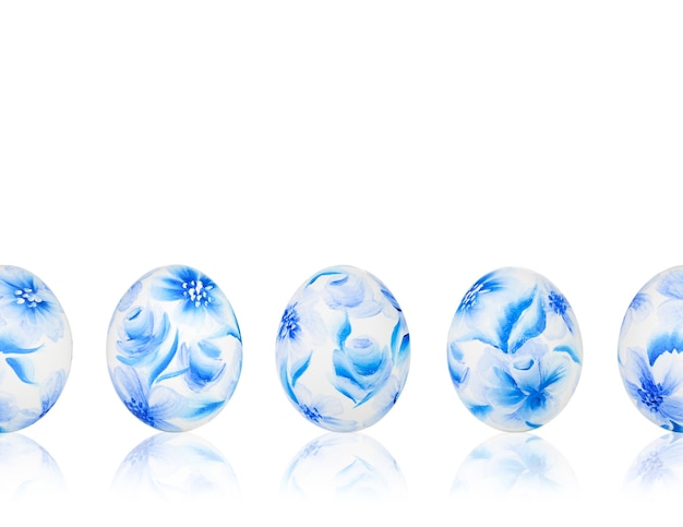 Patrón sin fisuras de huevos de pascua de colores sobre fondo blanco aislado. Huevos de pascua con patrón floral azul.
