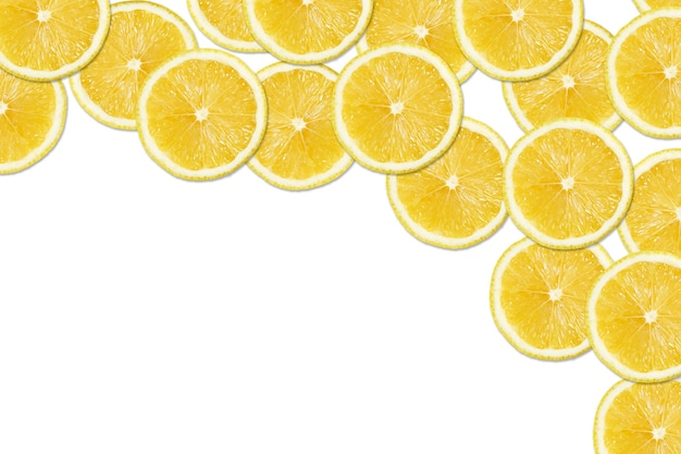 Patrón sin fisuras de rodajas de limón amarillo sobre fondo blanco.