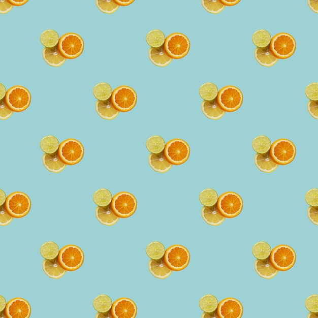Patrón sin fisuras sobre un fondo azul cítricos lima limón y naranja