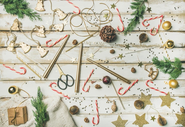 Foto patrón flatlay de objetos de decoración navideña juguetes velas bastones de caramelo