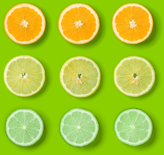 Patrón de frutas cítricas sobre fondo verde Naranja Lima Rodajas de limón fondo Vista superior plana