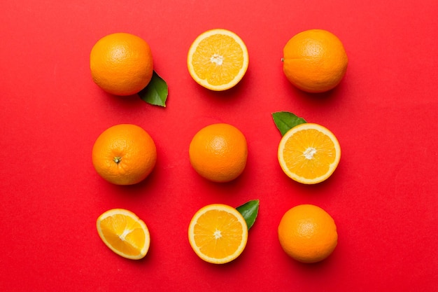 Patrón de frutas de rodajas de naranja frescas sobre fondo de color. Vista superior. Copie el espacio. concepto creativo de verano. La mitad de los cítricos en posición plana mínima.