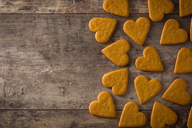 Patrón de galletas en forma de corazón en la mesa de madera