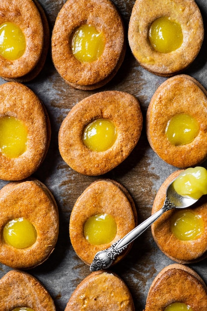 Patrón de galletas en forma de huevo de Pascua Galletas de Pascua con crema de limón Postre tradicional de Pascua Galletas para niños Galletas veganas Vista superior