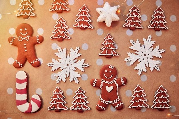 Patrón de galletas de jengibre caseras de Navidad Fondo de horneado casero Tarjeta festiva con atmósfera navideña estética Feliz Navidad y concepto de comodidad hogareña