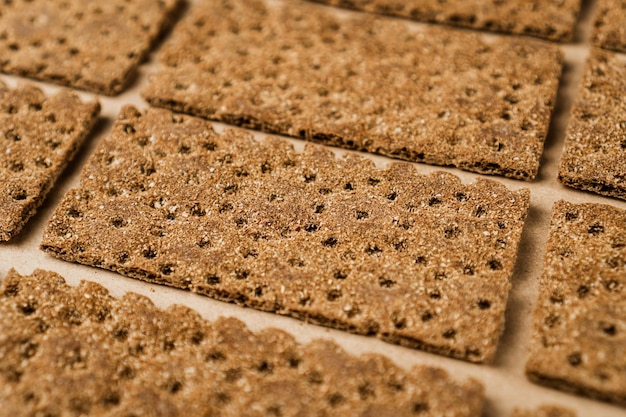 Patrón de galletas de pan plano de trigo y centeno crujientes Fondo de alimentos saludables Vista de ángulo alto