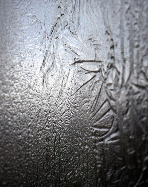 Foto patrón helado en ventana congelada. textura de agua congelada.