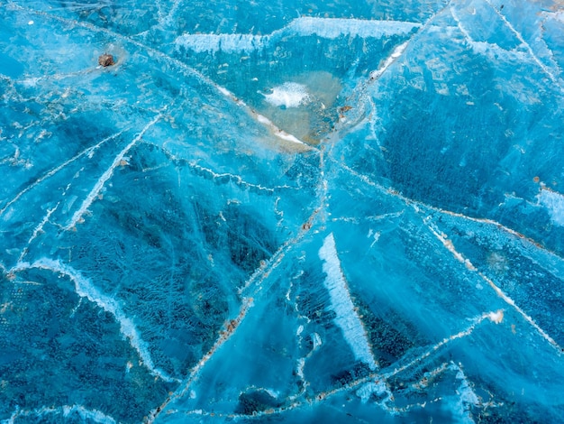 Patrón de hielo abstracto en el lago en el antiguo volcán tranquilo del cráter Kerid en Islandia en la temporada de invierno