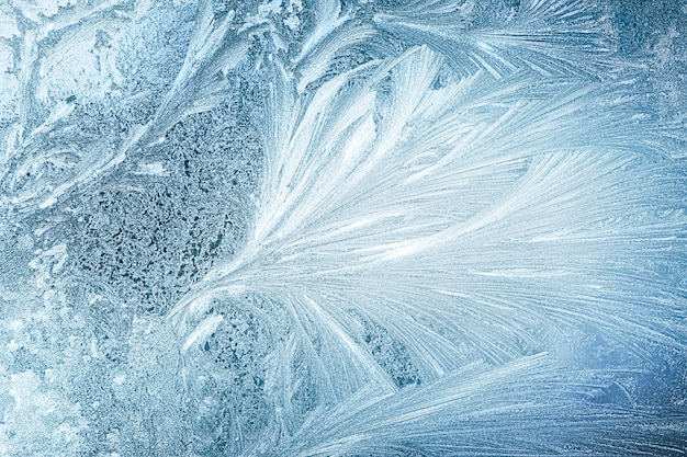 Patrón de hielo en una ventana congelada