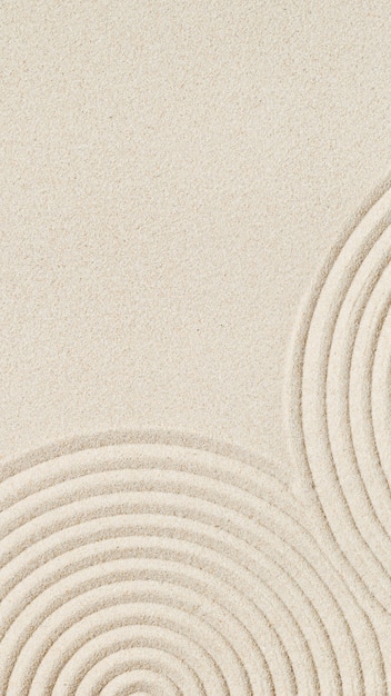 Patrón en el jardín zen japonés con círculos concéntricos sobre arena para meditación y tranquilidad