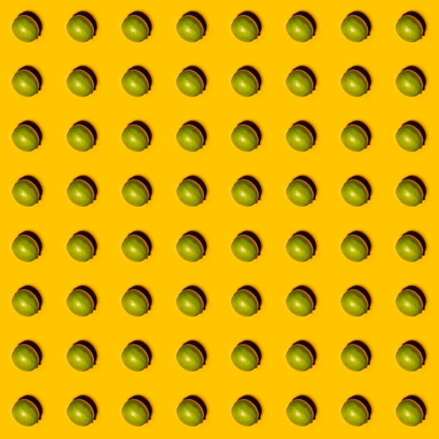 Patrón de limas sobre fondo amarillo Concepto de comida creativa Lay Flat