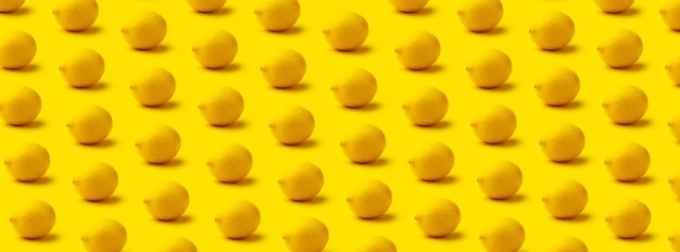El patrón de limón sobre un fondo amarillo con una sombra, imagen panorámica
