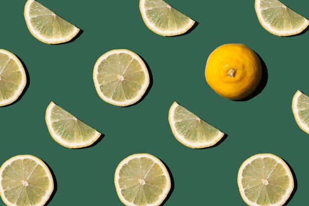 Foto patrón de limones amarillos jugosos maduros sobre un fondo verde