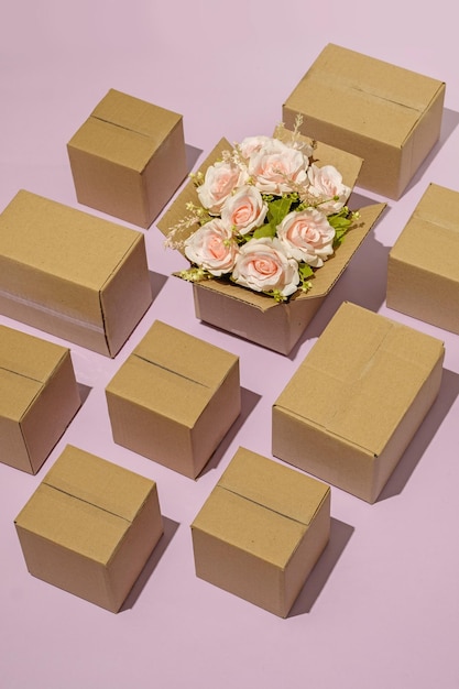 Patrón de logística de entrega de cajas de cartón floreciente ramo de rosas rosadas como regalo para el cumpleaños o la boda del día de san valentín