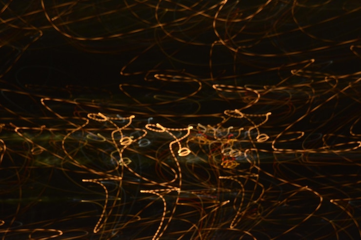 Foto patrón de luz iluminado abstracto contra un fondo negro