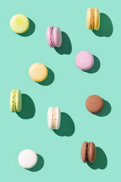 Patrón de macarrones de pastel diferentes en macarons de galleta francesa multicolor verde