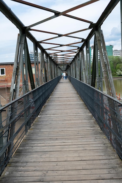 Patrón de metal puente sobre el río Neckar gente cruzando el puente peatonal en la ciudad de Heidelberg Alemania