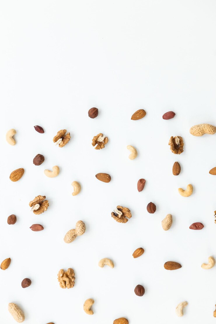 Patrón de mezcla de nueces Anacardo maní avellanas nueces almendras sobre fondo blanco
