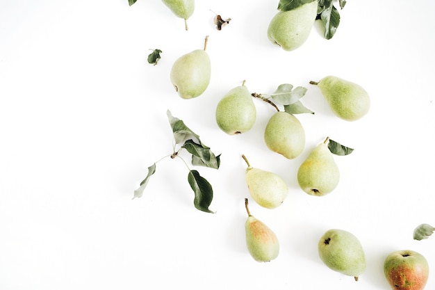 Patrón mínimo de frutas y hojas de peras en blanco