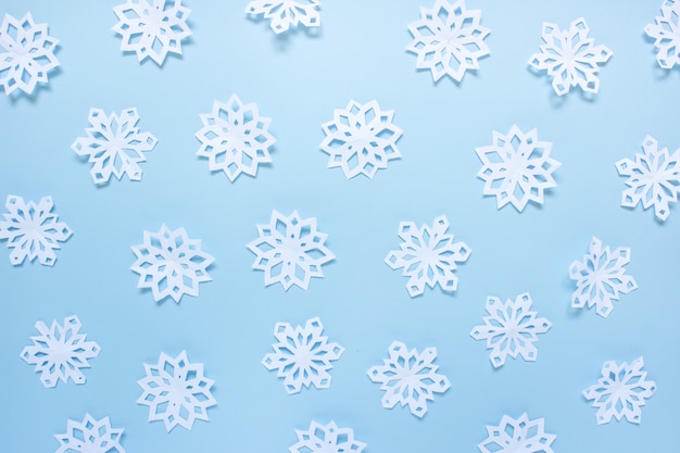 Patrón de navidad con copos de nieve de papel blanco