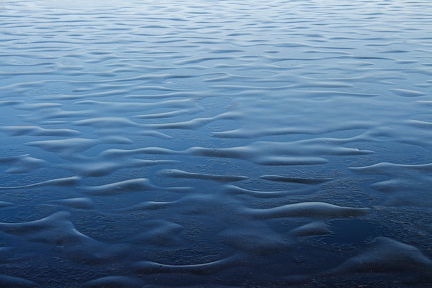 Foto el patrón de olas congeladas en el río