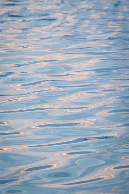 Foto patrón de onda de agua con fondo de reflejos