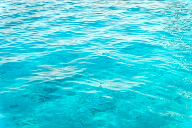 Patrón de onda en el fondo azul de la piscina de agua de mar