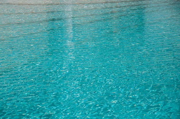 patrón de onda Primer plano de la superficie del agua de la piscina de cerca. Textura de cristal