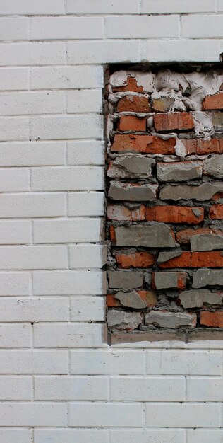 Patrón de pared de ladrillo blanco con parte de ladrillo áspero sobre fondo de textura