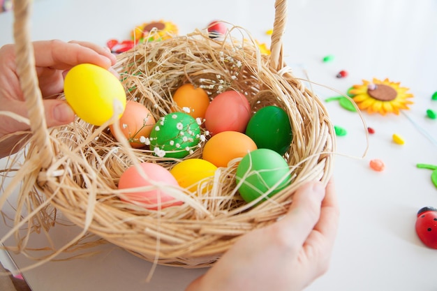 Patrón de Pascua de huevos con flores y dulces en el fondo de madera