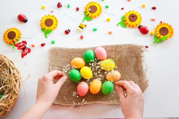 Patrón de Pascua de huevos con flores y dulces.