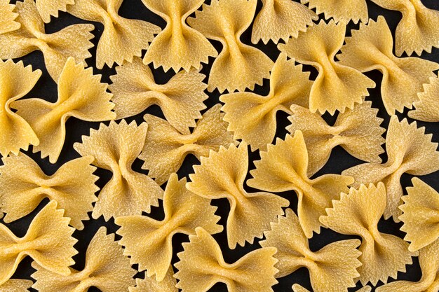 Foto patrón de pasta seca farfalle en negro