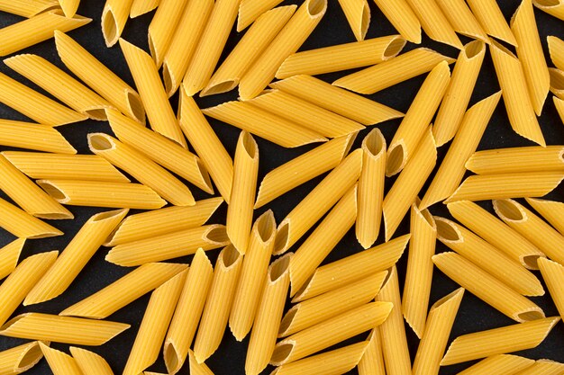 Patrón de pasta seca penne rigate en negro