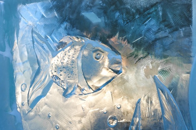 Patrón de pescado en un bloque de hielo transparente. Fondo y textura de las vacaciones de invierno.