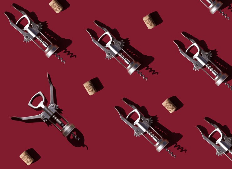 patrón rojo con sacacorchos y corchos de botella de vino bebidas alcohólicas