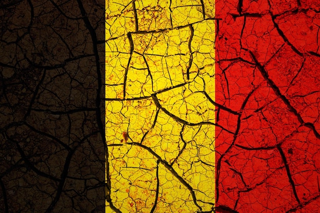 Patrón de suelo seco en la bandera de Bélgica. País con concepto de sequía. problema del agua seco agrietado