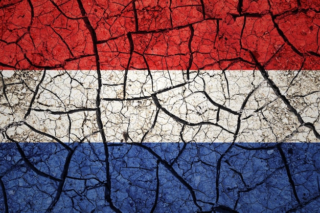 Patrón de suelo seco en la bandera de Holanda. País con concepto de sequía. problema del agua