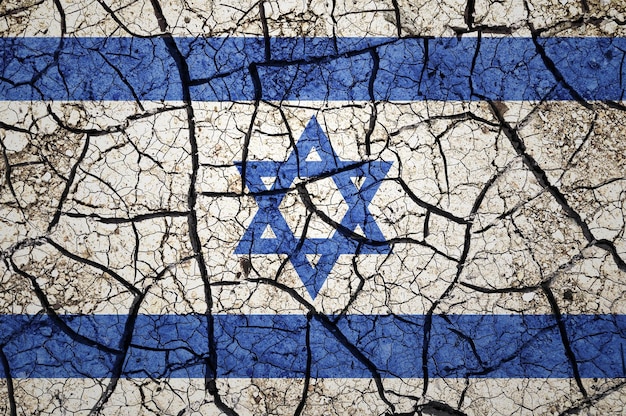 Patrón de suelo seco en la bandera de Israel. País con concepto de sequía. problema del agua seco agrietado