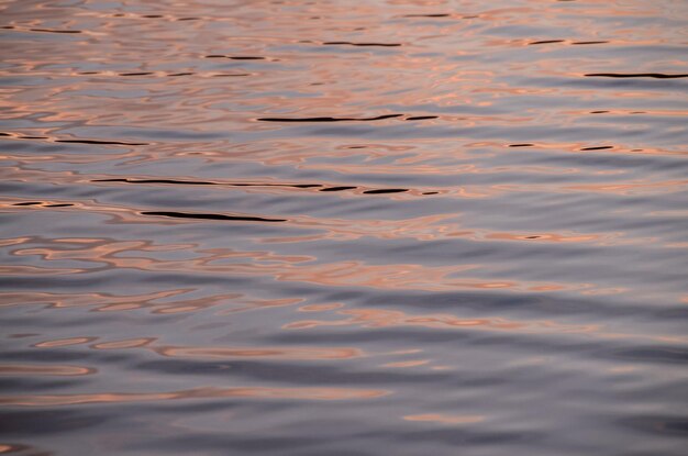 Patrón de textura de agua al atardecer en el Océano Atlántico